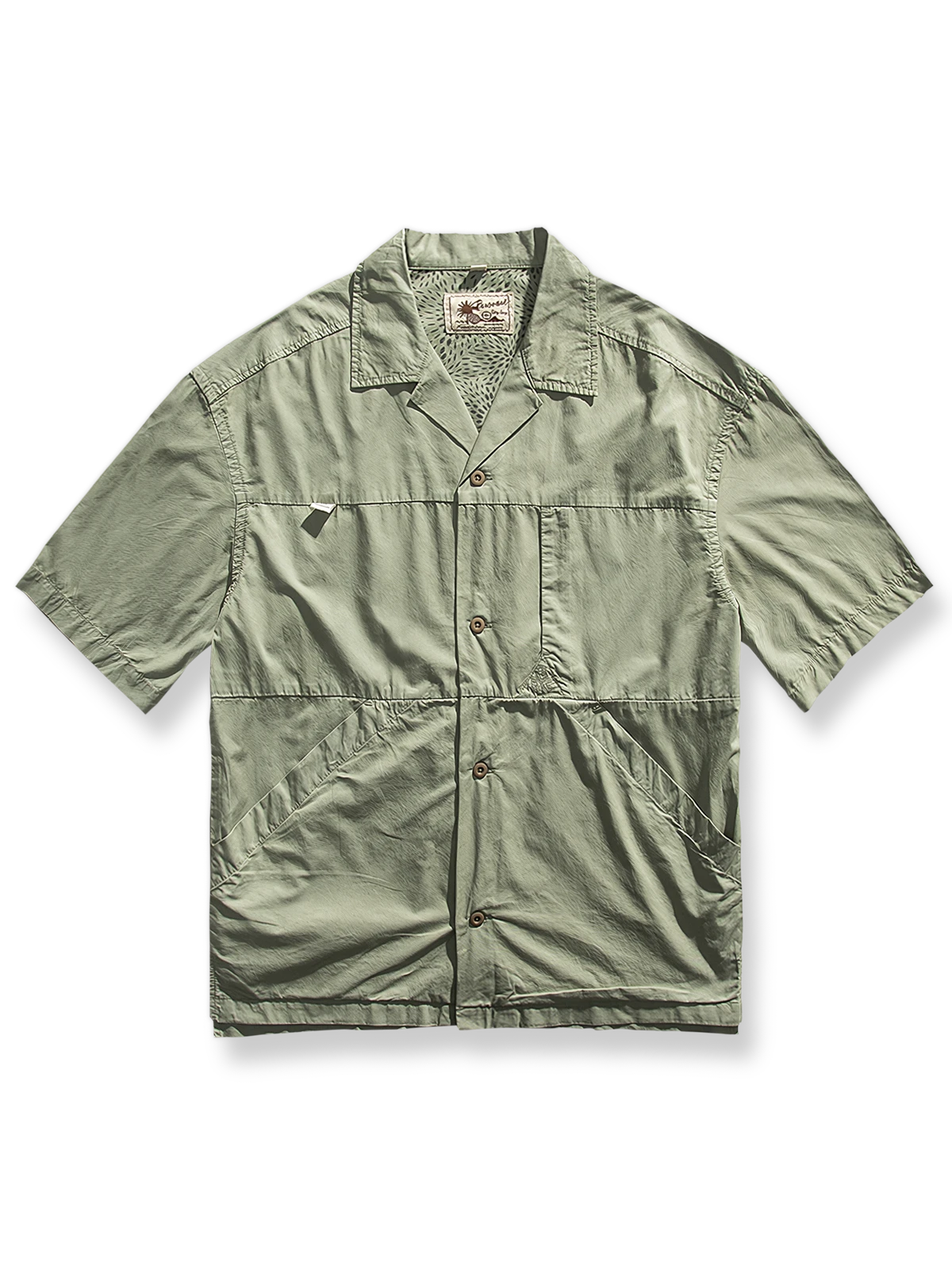 ドロップショルダーと五分袖、大容量ポケットが特徴の100%コットンワークシャツの全体像。