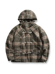 チェック柄とダッフルボタンが特徴のフード付き中綿ジャケット