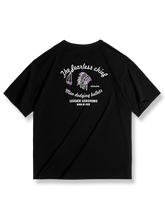 鷹の羽冠モチーフをプリントしたTシャツ