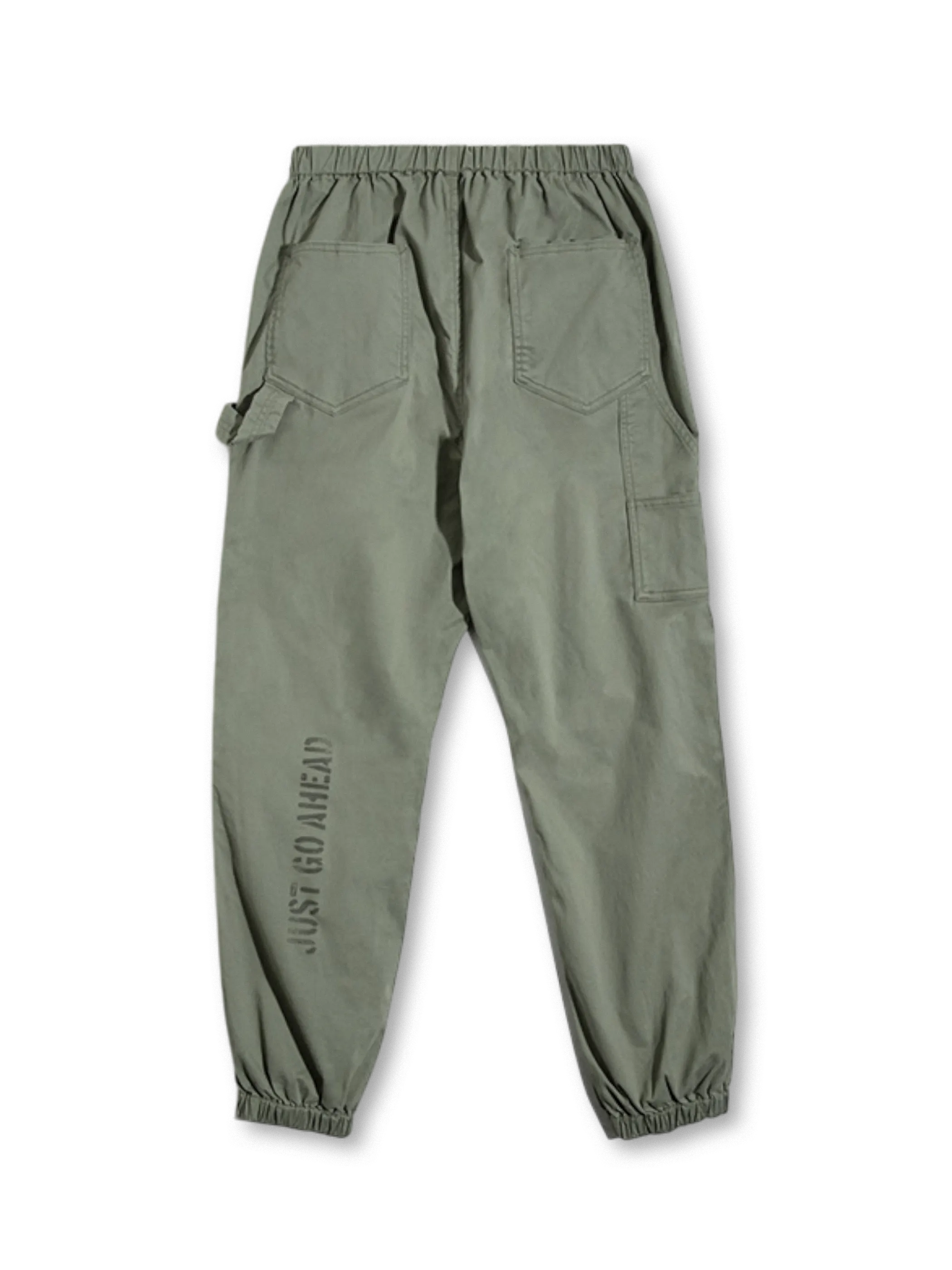 「JUST GO AHEAD」プリントとミリタリーポケットが特徴のリラックスシルエットのイージーハーレムジョガーパンツ