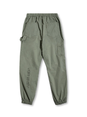 「JUST GO AHEAD」プリントとミリタリーポケットが特徴のリラックスシルエットのイージーハーレムジョガーパンツ