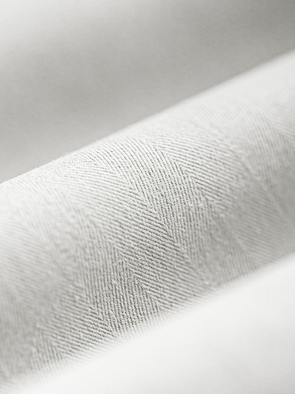 パンツの二重膝ステッチとポケットデザインの詳細