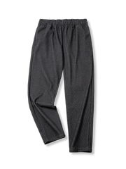 ウエストゴム仕様とチェック柄が特徴の混紡ウールスラックス