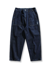 ウエストゴムと大きめ装飾ポケットを備えたゆったりシルエットのデニムパンツ。