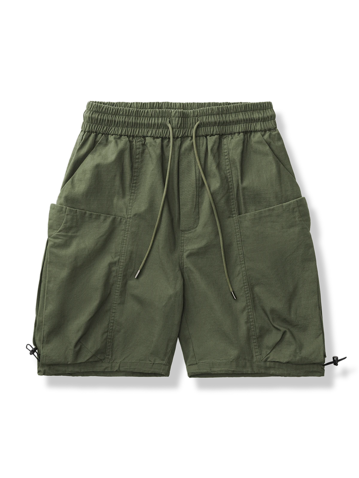 ゴム入りウエストとストレートシルエットのショートパンツ。