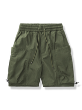 ゴム入りウエストとストレートシルエットのショートパンツ。