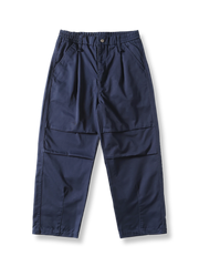 ウエストゴムとツータック、ワイドフィットシルエットが特徴のリラックスパンツの全体像。