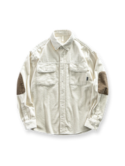 エルボーパッチ付きのコーデュロイシャツジャケット。