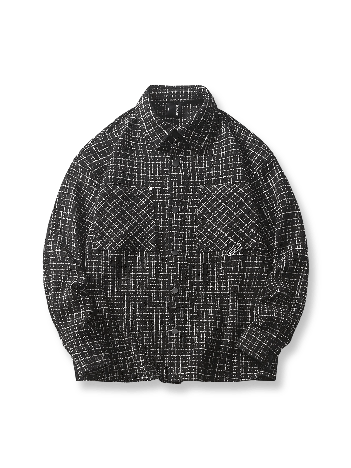 回形ピン刺繍があしらわれたチェック柄の長袖ポリエステルシャツの全体像。