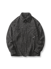 回形ピン刺繍があしらわれたチェック柄の長袖ポリエステルシャツの全体像。