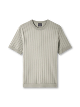 ELITEXリブニットショートスリーブTシャツの全身ビュー、立体的なリブ編みと滑らかな光沢を強調。