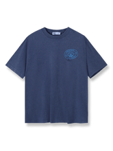 エンブレムと文字プリントが施されたストリート風半袖Tシャツ
