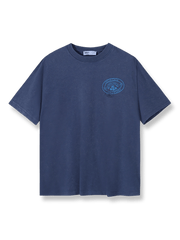 エンブレムと文字プリントが施されたストリート風半袖Tシャツ