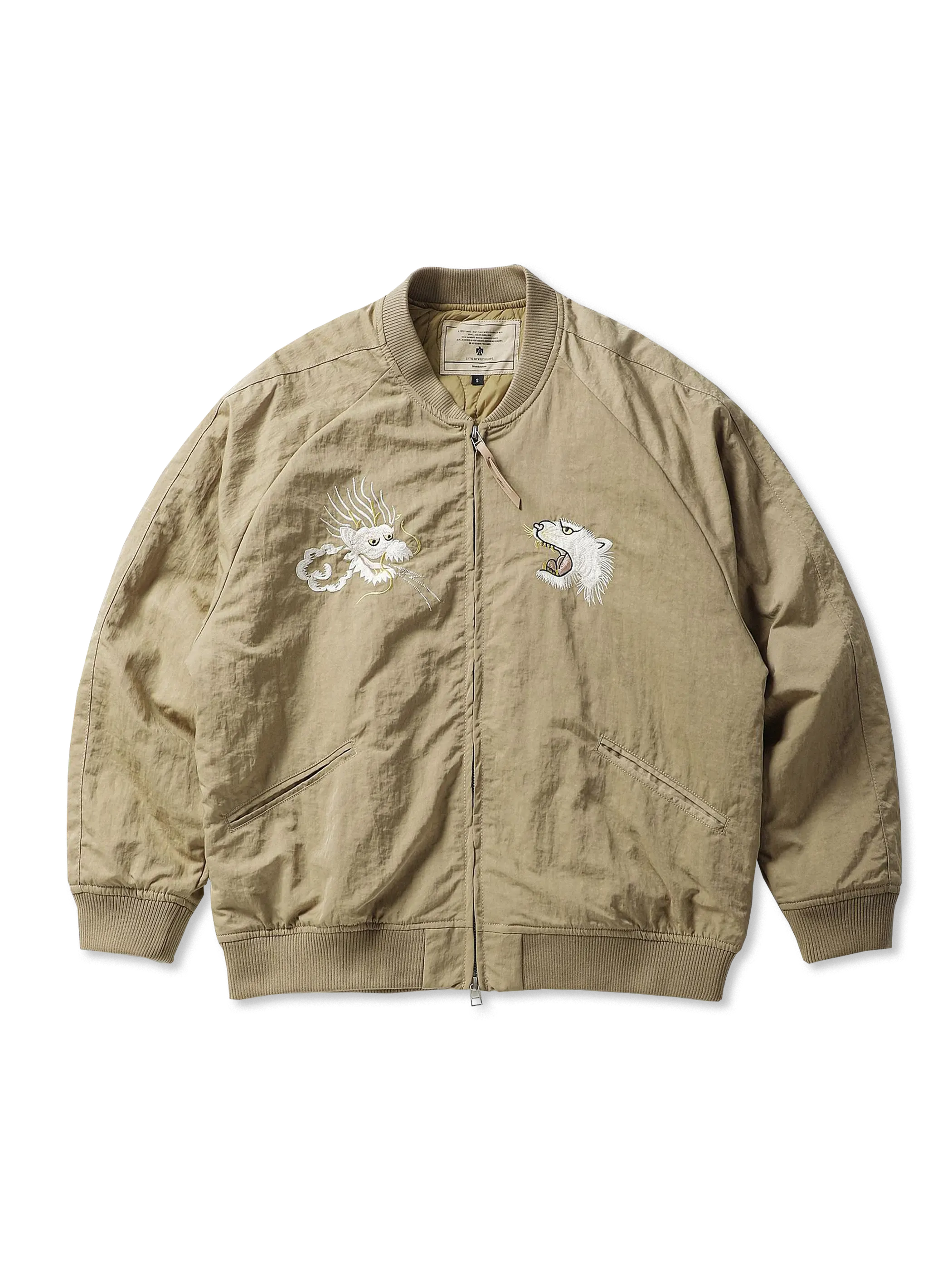 虎と龍の刺繍が特徴の伝統的な横須賀スカジャン。軽量ナイロン素材とリブ編みのバスケットボールカラーで快適な着心地。