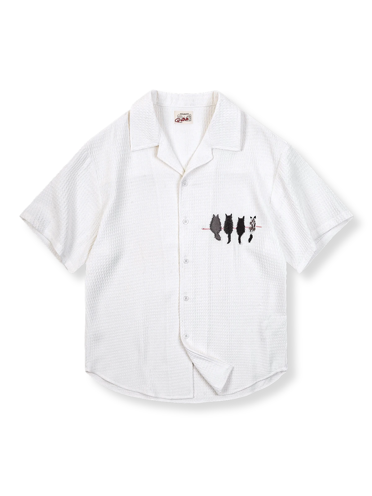 猫刺繍と速乾ワッフル素材が特徴の、前後裾長さ違いデザインの半袖シャツ