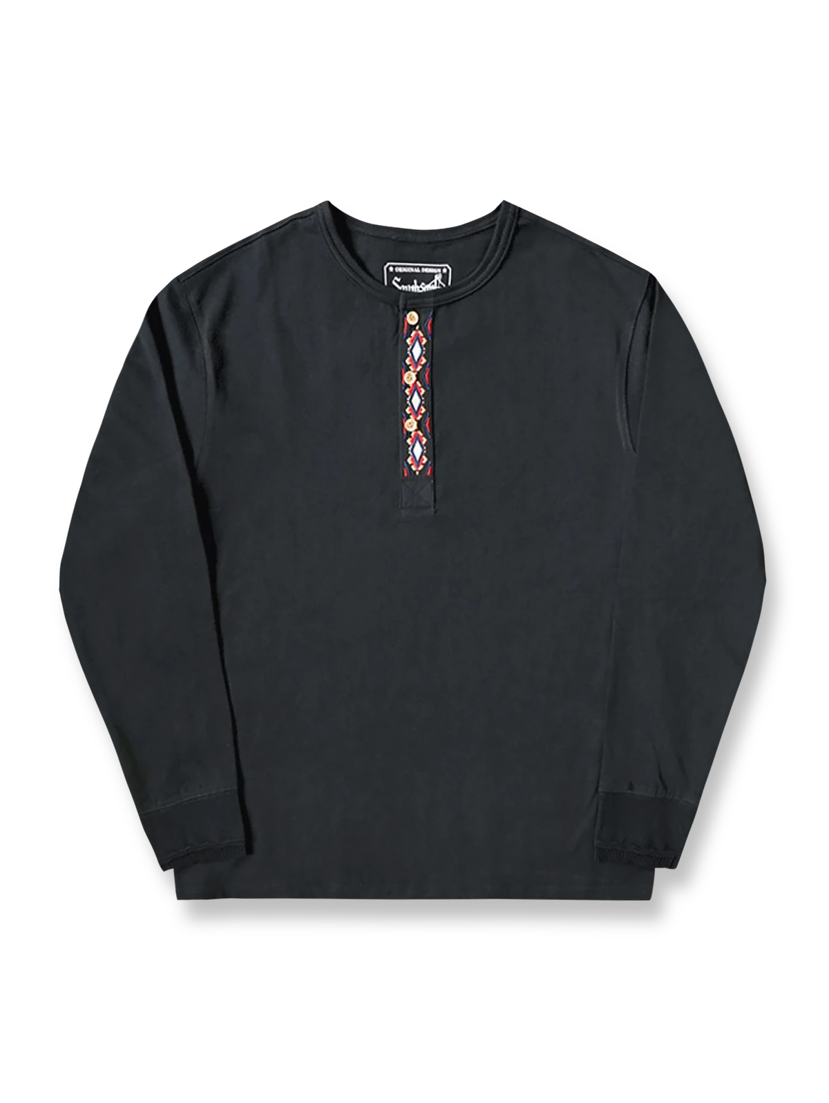 アメリカ産ピマコットン製の刺繍入りヘンリーネック長袖Tシャツ。耐久性とヴィンテージ感を両立。