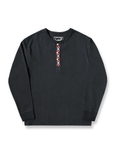 アメリカ産ピマコットン製の刺繍入りヘンリーネック長袖Tシャツ。耐久性とヴィンテージ感を両立。