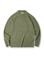 Broad Arrow刺繍入りハイネックニットセーターの全体とディテールを写した写真