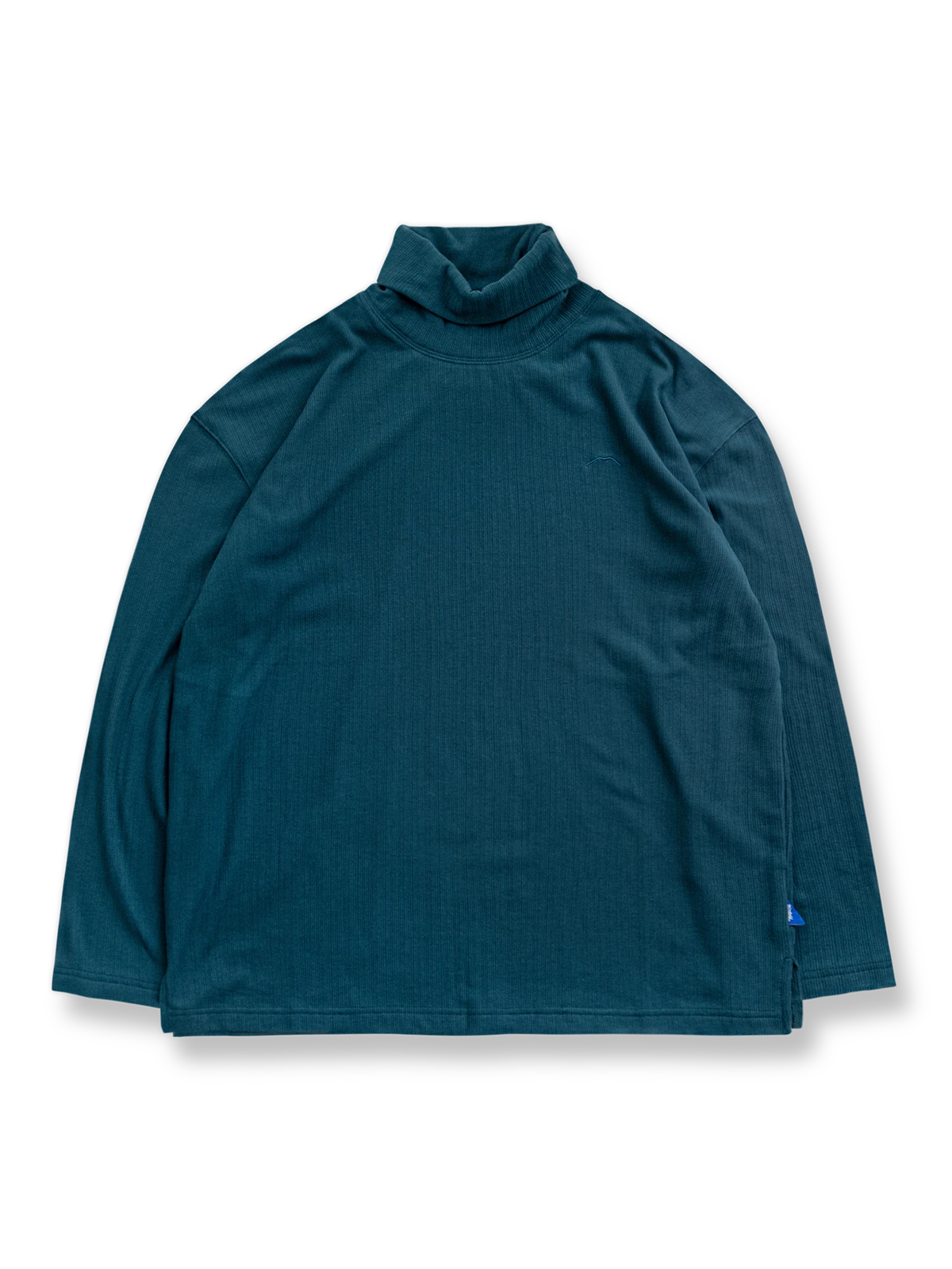 ダブルカラーの立体襟が特徴の刺繍付きハイネック長袖Tシャツ