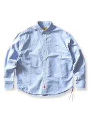 胸元に刺繍が施されたクラシックなオックスフォード長袖シャツ。