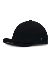 ショートブリムキャップの正面と側面に施された刺繍ディテールが見える商品画像