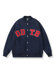 レタリング刺繍とリブディテールが特徴のバーシティ風ベースボールジャケット。