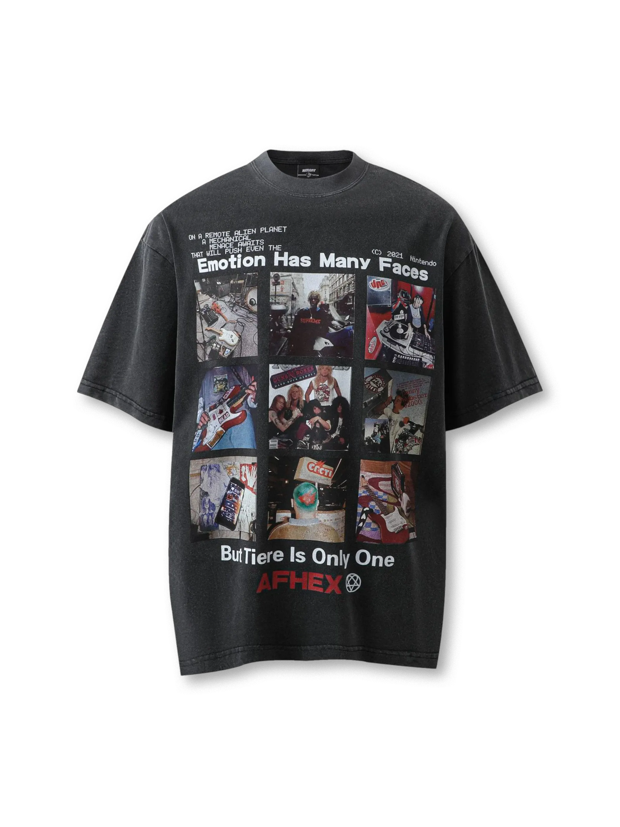 1980~90年代アートコラージュをグリッド状にプリントしたウォッシュド加工Tシャツ。オーバーサイズシルエットでストリートスタイルに最適。