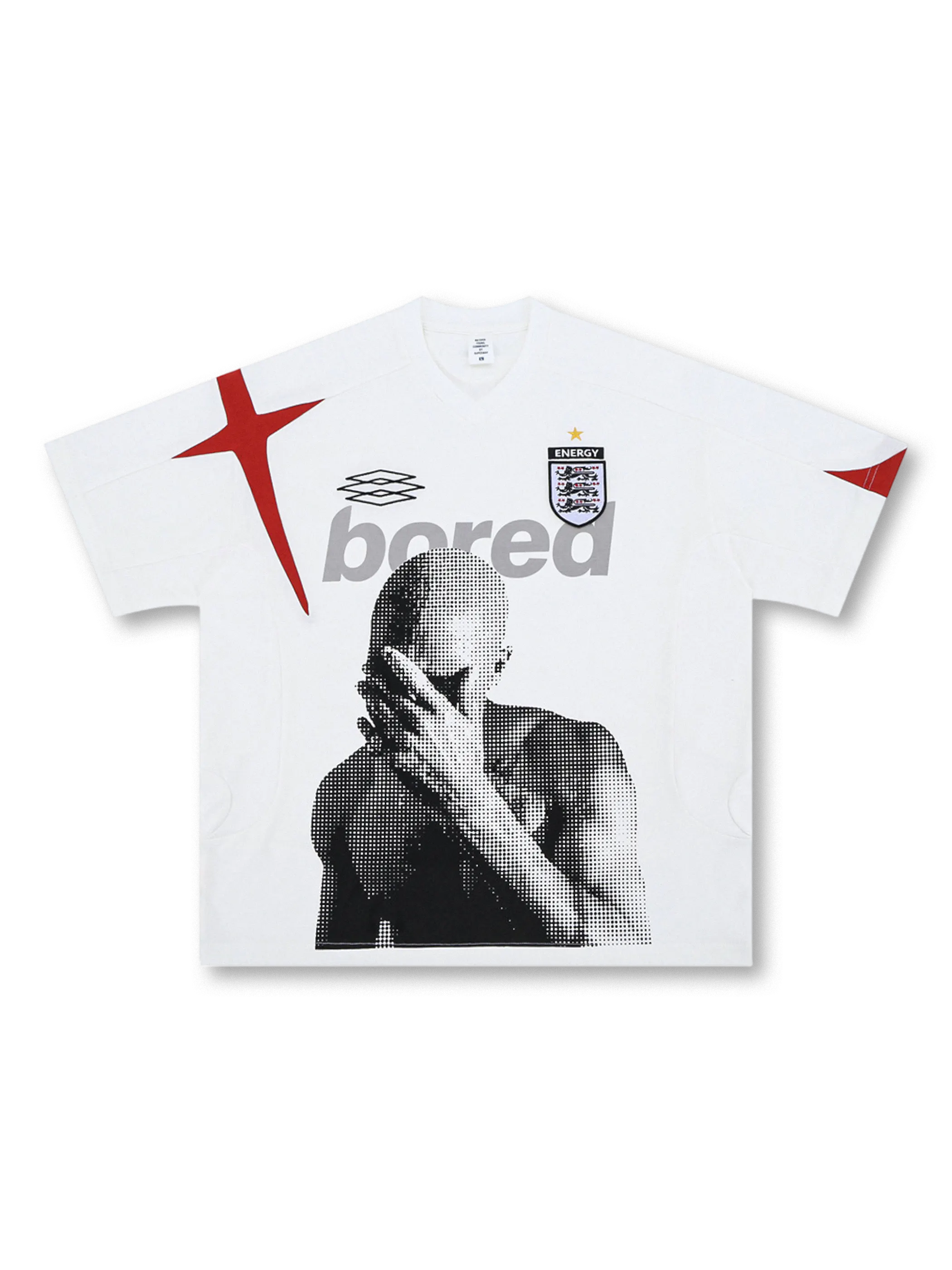 イングランド国章風エンブレムとモノクロフォトを配したスポーティなVネックサッカージャージTシャツ