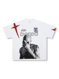 イングランド国章風エンブレムとモノクロフォトを配したスポーティなVネックサッカージャージTシャツ