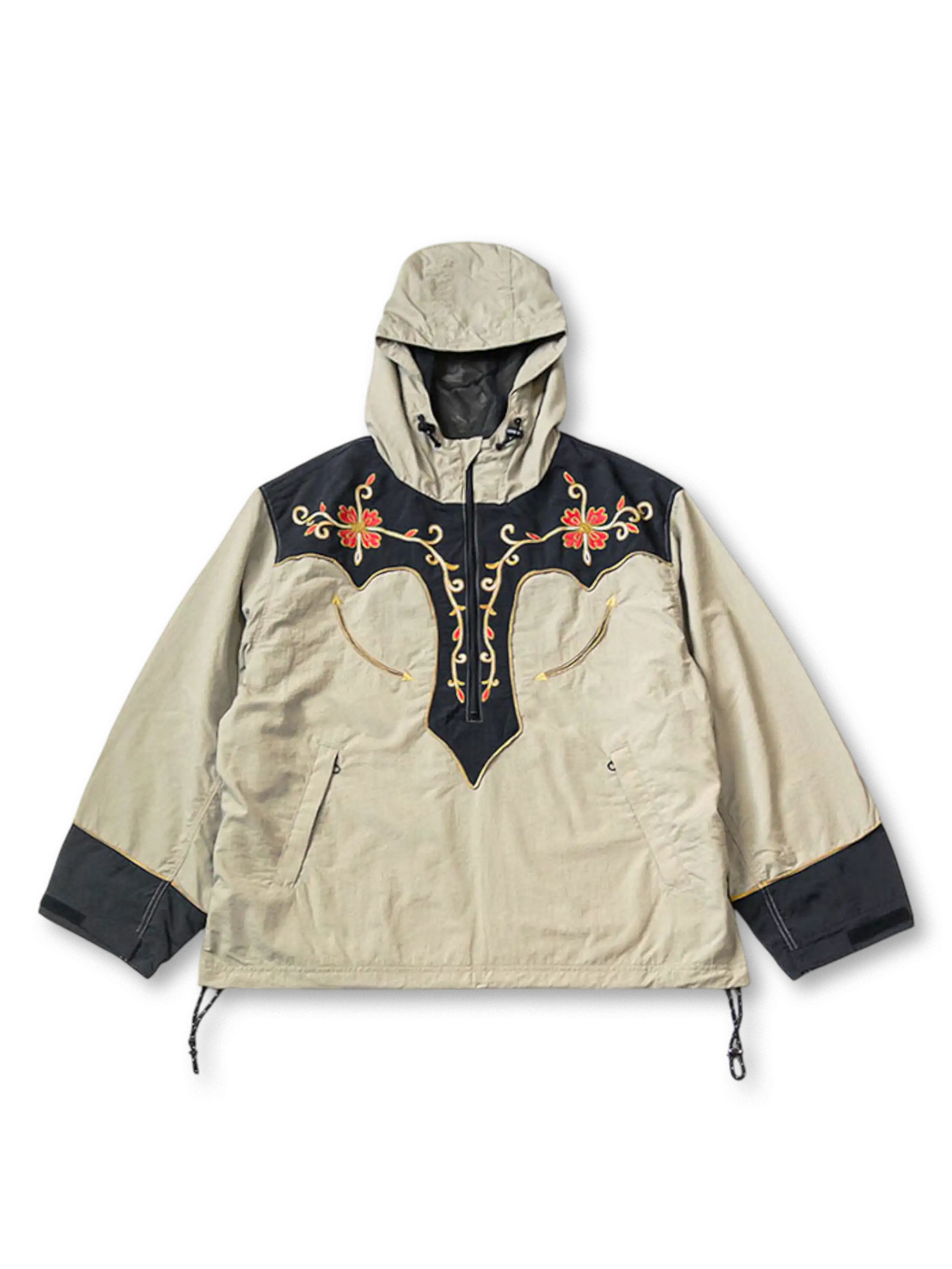 花柄と民族調モチーフの大規模刺繍が施された防風・撥水仕様のエスニックフラワーマウンテンジャケット