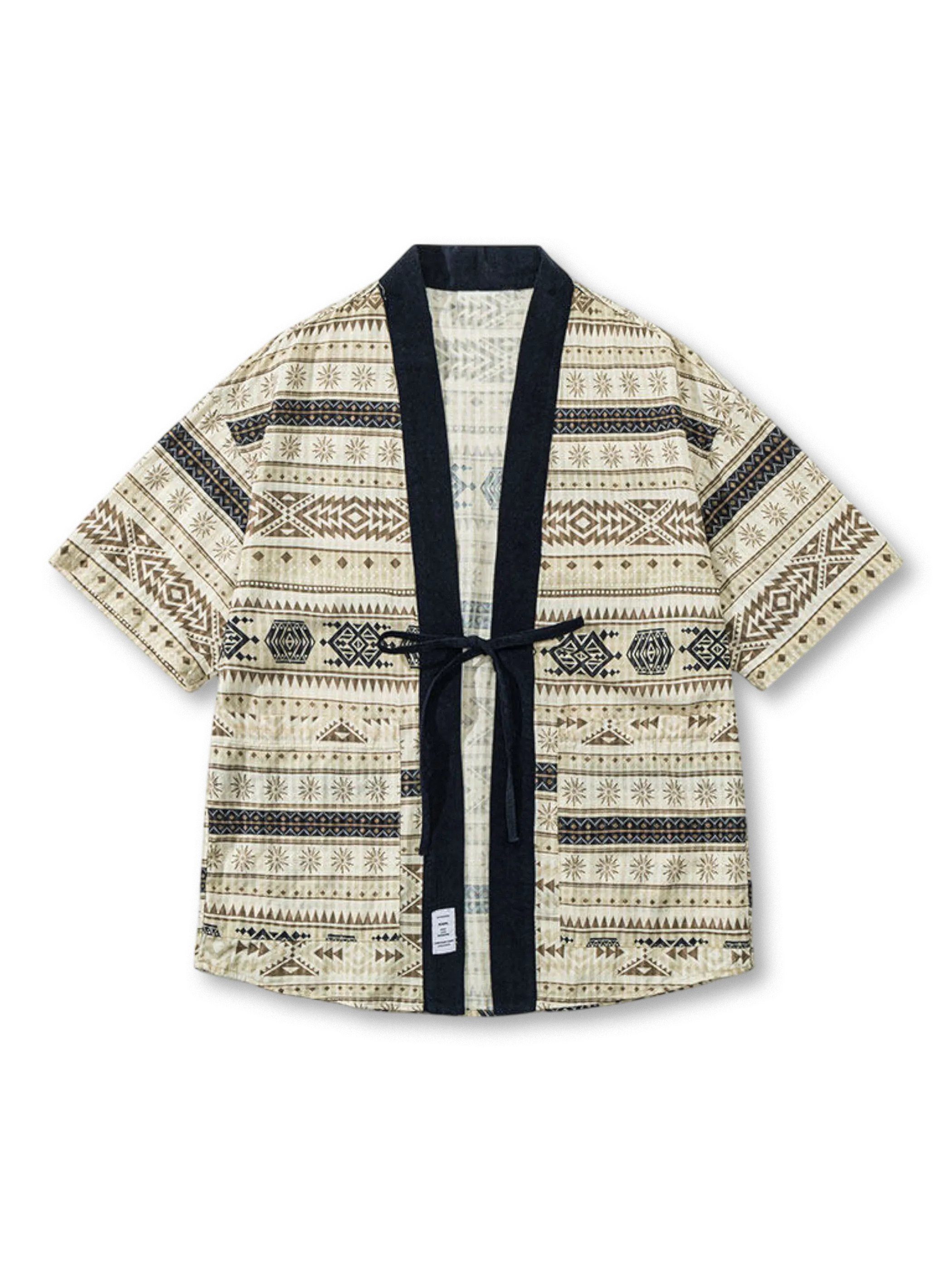 象徴的なエスニックグラフィックと着流し襟が特徴の薄手半袖シャツ