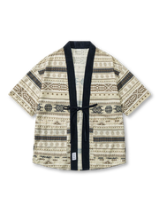 象徴的なエスニックグラフィックと着流し襟が特徴の薄手半袖シャツ