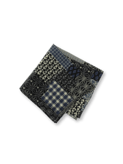 エスニック柄のパッチワークデザインを施した97%コットン混紡バンダナ。