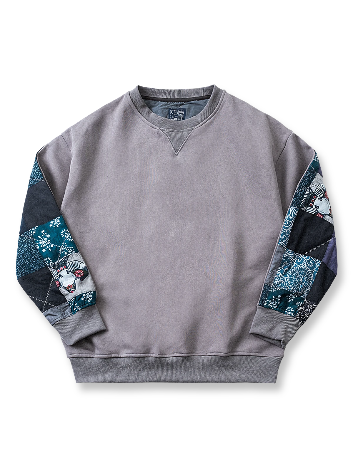 袖のパッチワークが特徴のエスニック柄スウェット