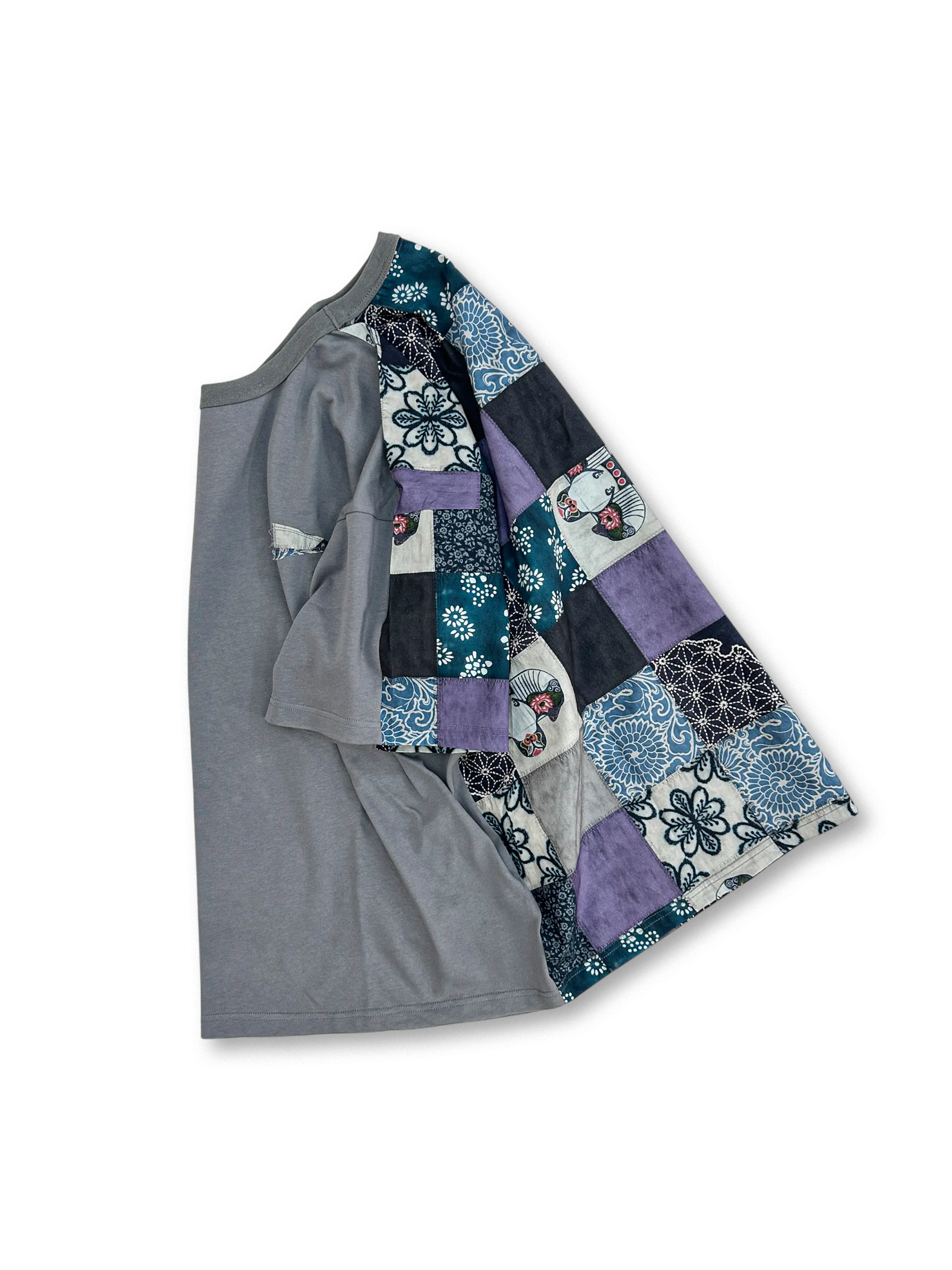 天然綿素材を使用し、独特な三角形パッチワークをあしらったエスニックテイストのTシャツ。快適で個性的なデ