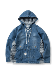 水洗い加工を施した100%コットンデニムのフード付きジャケット。エスニック柄パッチワークと胸元の紐ディテール、大容量フロントポケットが特徴。