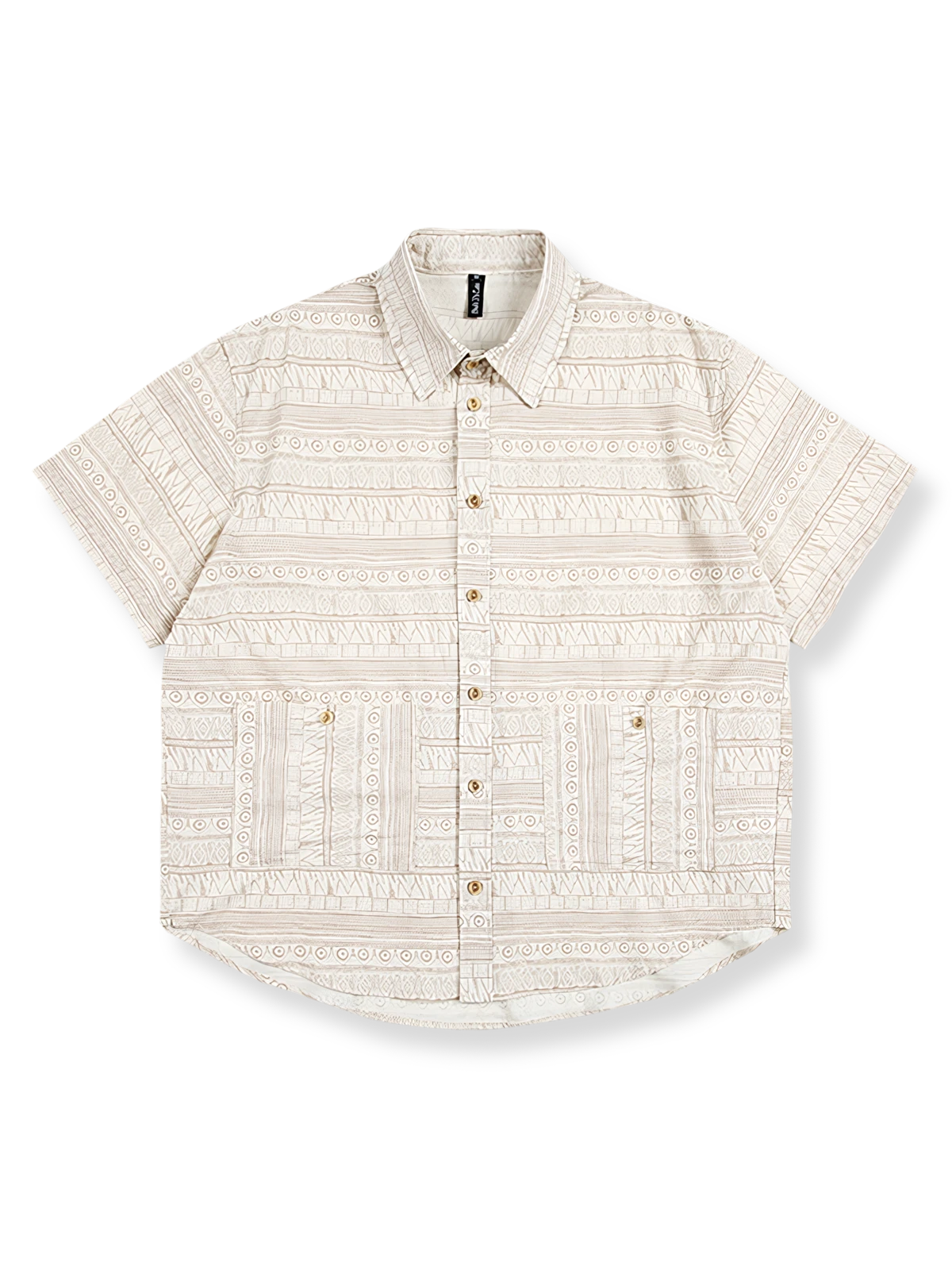 民族風模様が施されたルーズフィットの半袖シャツ。