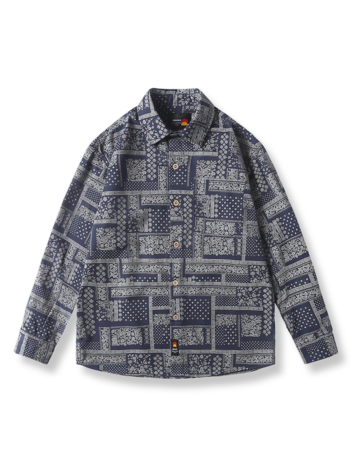 民族風の幾何学模様プリントが施された長袖シャツ