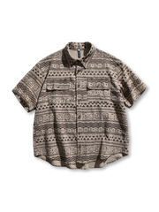 エスニック柄ブロックプリントと実用的ポケットが特徴のワークシャツ