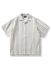 エスニックストライプの綿麻キューバカラーシャツ。