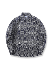 エスニック柄のヴィンテージプリントが特徴のツイルコットン長袖シャツの全体像。