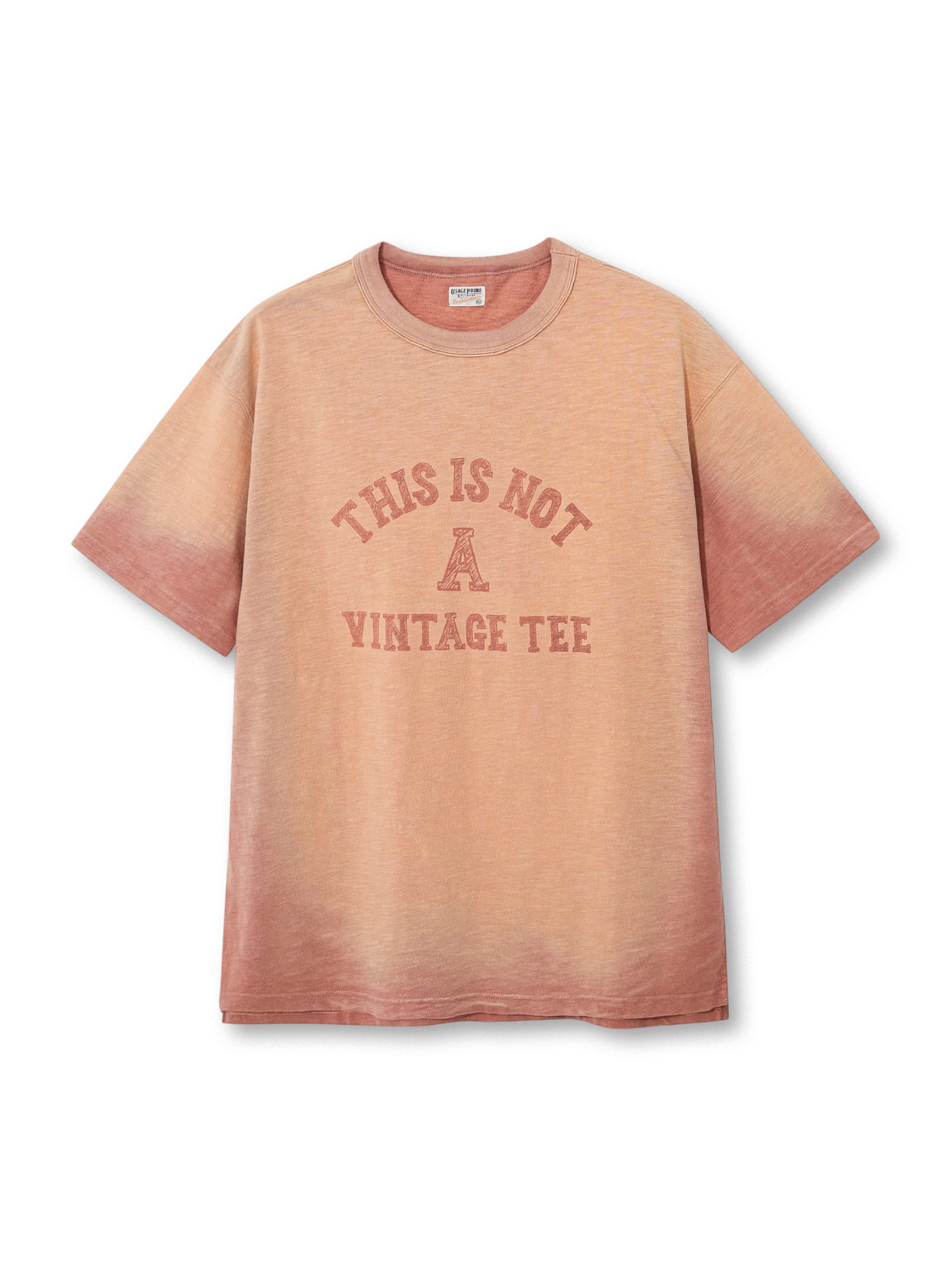 竹節コットンのスラブ糸を使用し、色褪せたグラデーションが特徴のヘンリーネックTシャツ。ボックスシルエットと半発泡プリントがヴィンテージ感を演出。