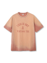 竹節コットンのスラブ糸を使用し、色褪せたグラデーションが特徴のヘンリーネックTシャツ。ボックスシルエットと半発泡プリントがヴィンテージ感を演出。