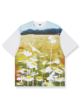ファームイメージのアートワークをあしらったオーガニックコットン混Tシャツ。