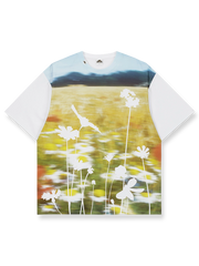 ファームイメージのアートワークをあしらったオーガニックコットン混Tシャツ。