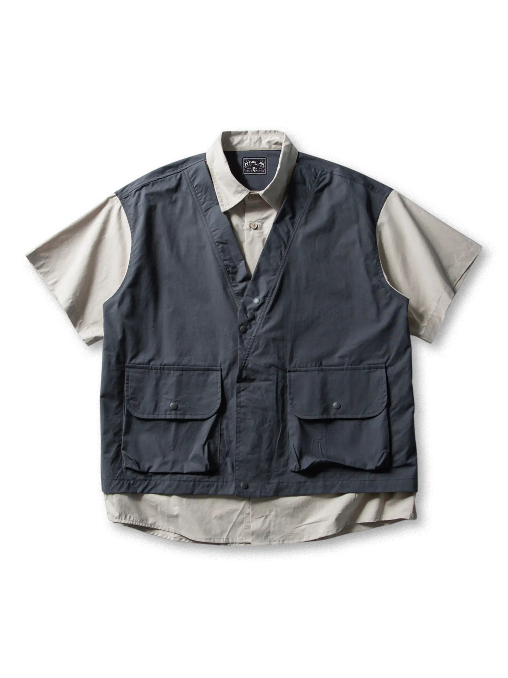 フェイクレイヤードと多ポケットが映えるワークシャツ