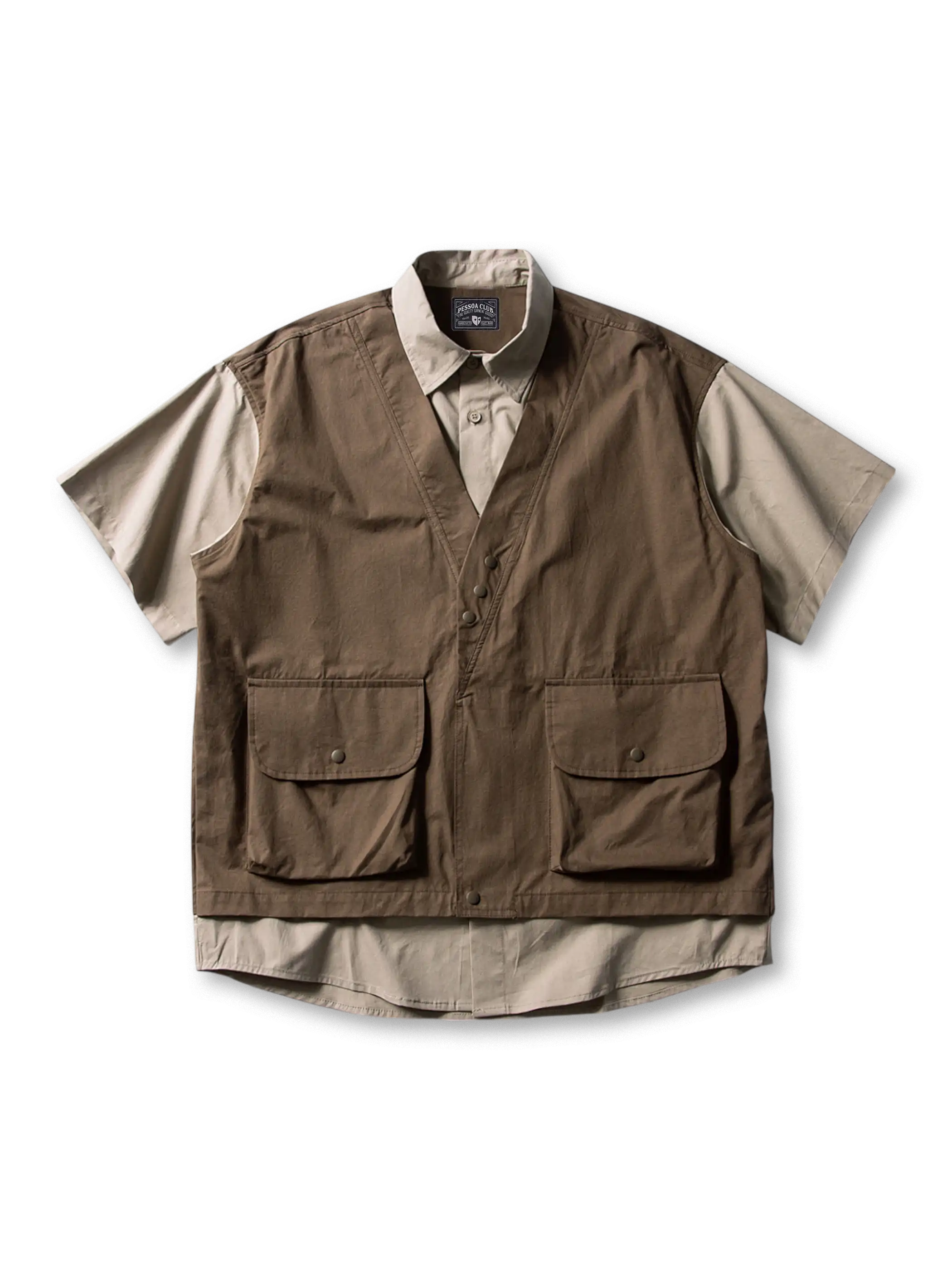 フェイクレイヤード多ポケットワークシャツ正面画像、切替ディテールとフラップポケットのクローズアップ