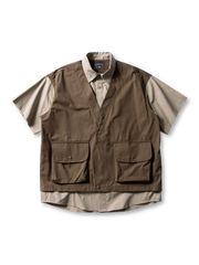 フェイクレイヤード多ポケットワークシャツ正面画像、切替ディテールとフラップポケットのクローズアップ