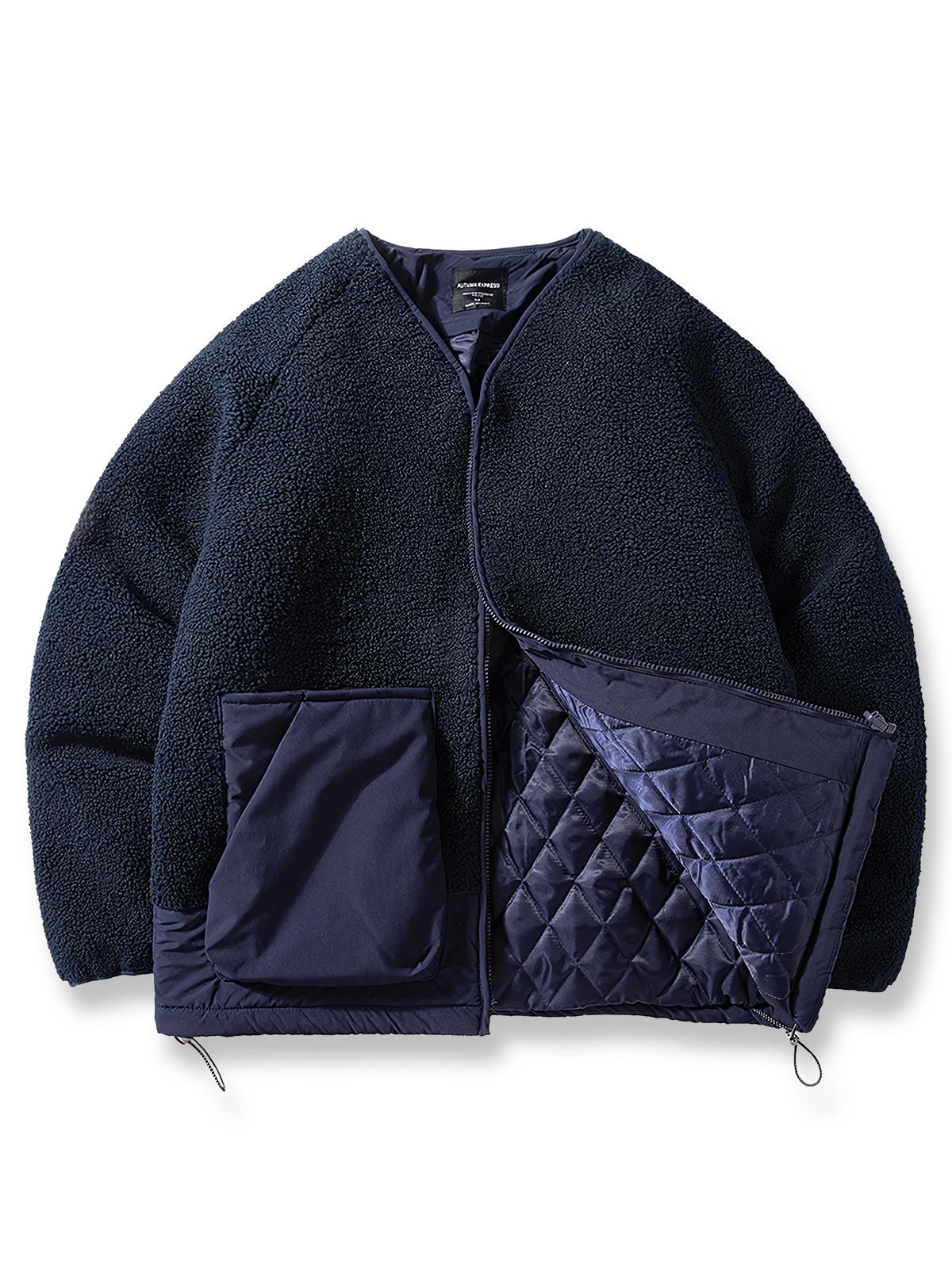 フェイクシープスキンとパッチワークデザインが特徴のノーカラージャケット