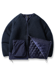 フェイクシープスキンとパッチワークデザインが特徴のノーカラージャケット